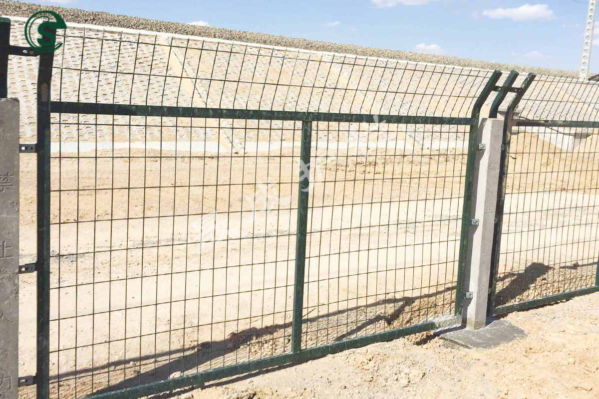 1724984586457224.jpg 鐵路隔離柵(詳情)6.jpg